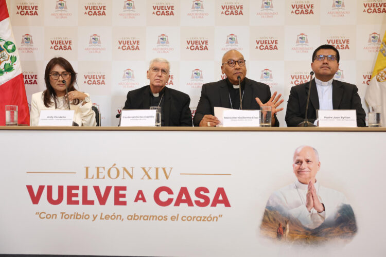 Comisión Central de la Visita del Papa en Lima, Anlly Condeña (i); el Arzobispado de Lima, Cardenal Carlos Castillo Mattasoglio (c-i), el Obispo auxiliar de Lima, monseñor Guillermo Elías (c-d) y el padre Juan Bytton, hablan en una rueda de prensa este lunes, en Lima (Perú). EFE/ Paolo Aguilar