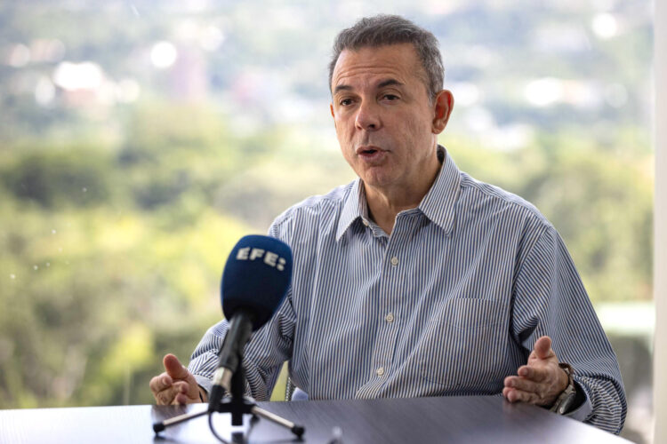El secretario ejecutivo pro tempore del bloque de la Plataforma Unitaria Democrática (PUD), Roberto Enríquez, habla durante una entrevista con EFE, en Caracas (Venezuela). EFE/ Ronald Peña R