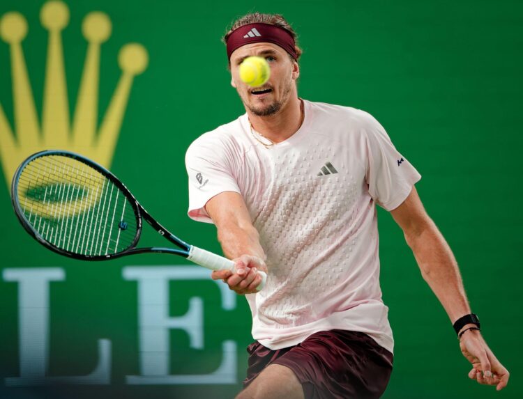 El alemán Alexander Zverev, en acción durante su partido contra Alexander Bublik de Kazajistán en el Masters de Shanghái. EFE/EPA/ALEX PLAVEVSKI