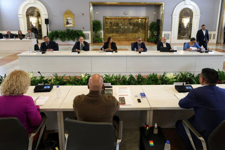 Fotografía difundida en la cuenta en X del presidente de la Asamblea Nacional de Venezuela, Jorge Rodríguez (de espaldas), frente a la líder de la delegación opositora en el diálogo, Dinorah Figuera (c, atrás) en una de las sesiones de la tercera ronda de diálogo concentrada en la discusión de garantías políticas y civiles de cara a un eventual proceso electoral en Venezuela, que este miércoles culminarán el chavismo y un sector de la oposición, en Caracas (Venezuela). EFE/ @jorgerpsuv