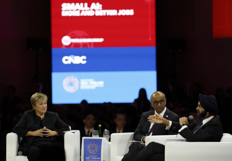 BANGKOK (Tailandia), 12/10/2026.- La directora gerente del FMI, Kristalina Georgieva (izquierda), el presidente de Singapur, Tharman Shanmugaratnam (centro), y el presidente del Grupo del Banco Mundial, Ajay Banga (izquierda), asisten al panel «Informe emblemático del GBM: IA a pequeña escala: más y mejores empleos» durante las Reuniones Anuales de 2026 del Fondo Monetario Internacional (FMI) y el Grupo del Banco Mundial en Bangkok. EFE/EPA/RUNGROJ YONGRIT