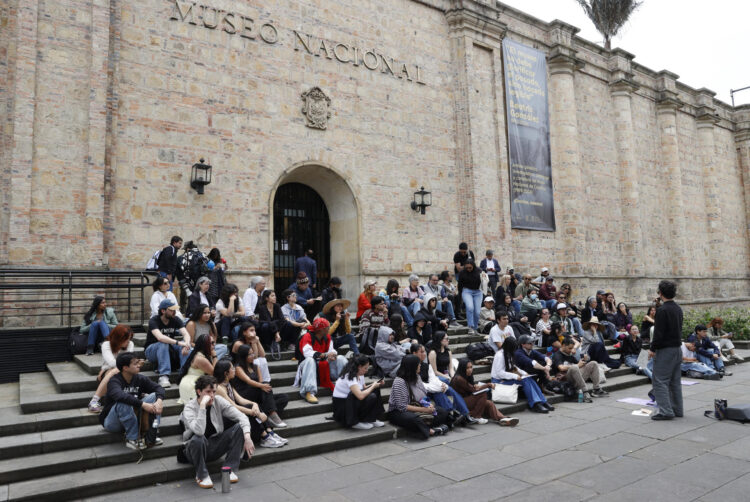 Manifestantes reciben clases en las escaleras del Museo Nacional para protestar por la retirada de al menos treinta piezas de su colección por orden del Gobierno, en Bogotá (Colombia). EFE/Mauricio Dueñas Castañeda