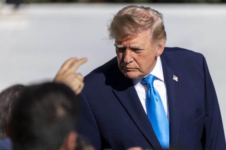 El presidente de EE.UU., Donald J. Trump, habla con los medios de comunicación mientras se dirige a abordar el Marine One en la Casa Blanca en Washington D.C., el 5 de octubre de 2026. EFE/EPA/SHAWN THEW