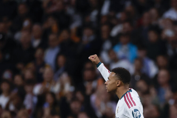 El delantero francés del Real Madrid Kylian Mbappé celebra un gol contra el Sevilla FC, el domingo en el estadio Santiago Bernabéu. EFE/Javier Lizón
