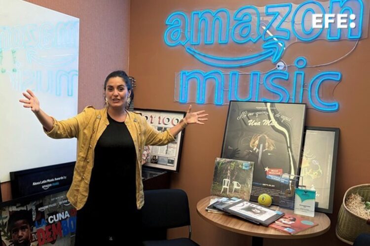 Fotografía del 25 de septiembre de 2026 de la directora de Música, Latin-Iberia de Amazon Music, Rocío Guerrero, hablando en una entrevista con EFE en Wynwood, Miami (Estados Unidos). EFE/ Ivonne Malaver