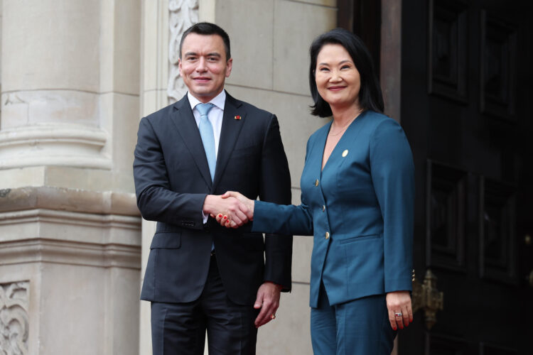 La presidenta de Perú, Keiko Fujimori (d), saluda a su homólogo de Ecuador, Daniel Noboa, durante una reunión para fortalecer las relaciones bilaterales y el desarrollo y la seguridad en la zona de frontera común, este martes, en Lima (Perú). EFE/ Paolo Aguilar