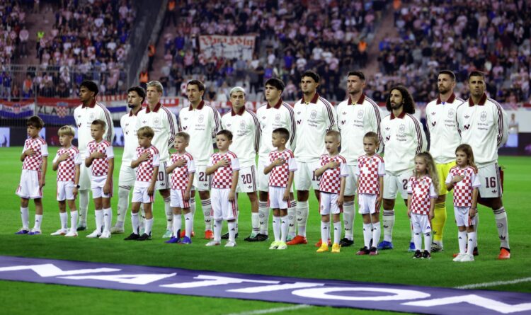 La selección española se alinea para escuchar el himno nacional antes del partido de la Liga de Naciones de la UEFA entre Croacia y España, en Split. EFE/EPA/MAJA PRGOMET