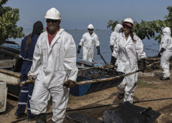 Pescadores luchan contra derrames de crudo en plena reactivación petrolera