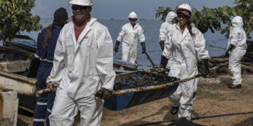 Pescadores luchan contra derrames de crudo en plena reactivación petrolera