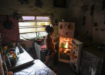 Los venezolanos sacrifican necesidades esenciales para poder comer