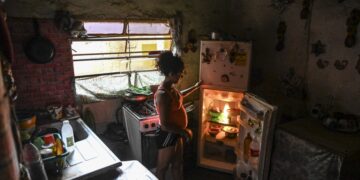 Los venezolanos sacrifican necesidades esenciales para poder comer