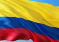 Atentado con carro bomba dejó tres heridos y destruyó peaje en Colombia