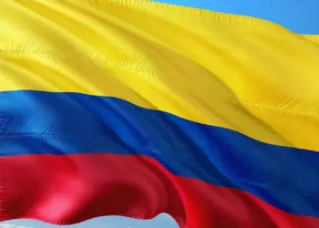 Atentado con carro bomba dejó tres heridos y destruyó peaje en Colombia