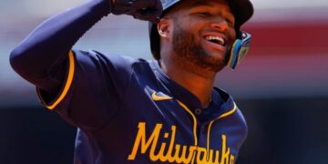 Jackson Chourio encendió la ofensiva con jonrón y Cerveceros quedó a un triunfo de la Serie Mundial