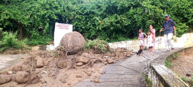 Rocas, escombros y sedimento colapsaron el tramo El Centro – carro Caja de Agua de Motatan
