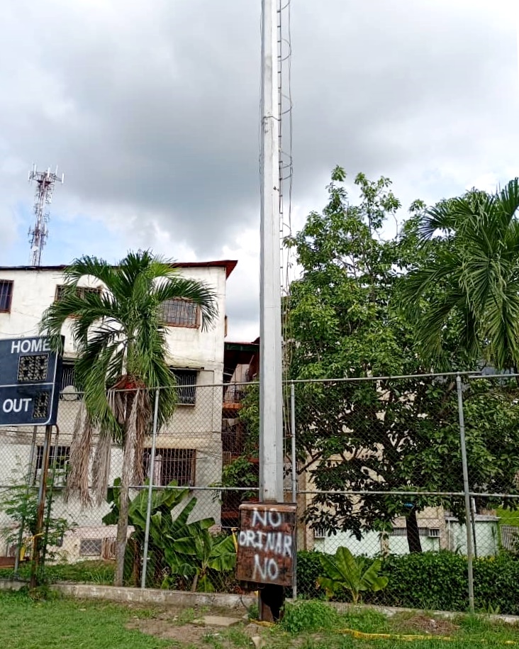 Torre del alumbrado del estadio “Rafael Carvajal Cobos” de La Beatriz, que representa un peligro.