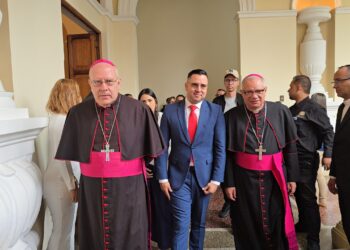 Nuncio apostólico visita Mérida para fortalecer lazos y promover la paz junto a las autoridades
