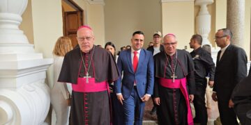 Nuncio apostólico visita Mérida para fortalecer lazos y promover la paz junto a las autoridades