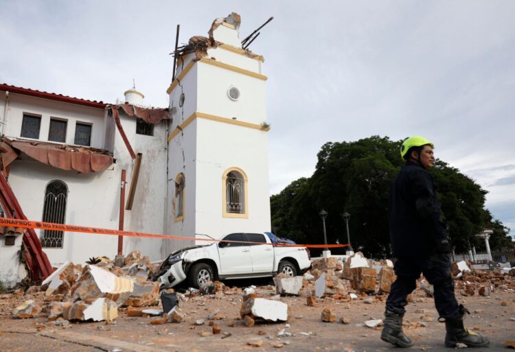 Un socorrista camina frente a la Catedral San Juan Bautista afectada por el terremoto de magnitud 7,7 que sacudió el sureste de Panamá | EFE