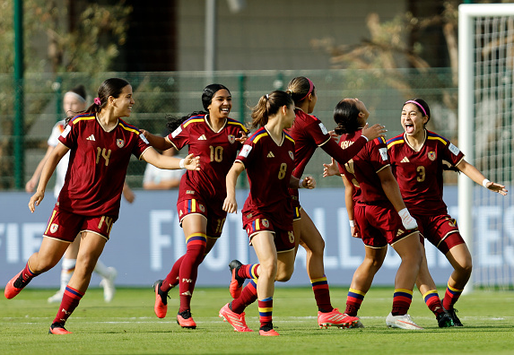 Las chamas de la sub-17 celebran el gol de Diana Bravo (9), que les permite avanzar en el Mundial | Foto @fifa