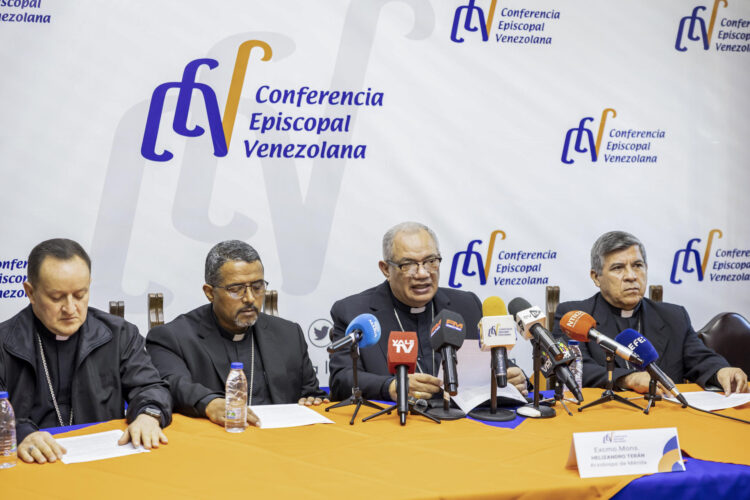 Desde la izquierda, el obispo de San Cristóbal, Juan Alberto Ayala Ramírez; el obispo auxiliar de San Cristóbal, Lisandro Alirio Rivas Durán; el arzobispo de Mérida, Helizandro Emiro Terán Bermúdez, y el obispo de Barinas, Juan de Dios Peña Rojas, asisten a una rueda de prensa este viernes en Caracas (Venezuela). La Conferencia Episcopal de Venezuela demandó la convocatoria a elecciones libres y transparentes y manifestó su preocupación por el clima político del país que, dijo, "continúa agravándose". EFE/ Miguel Gutiérrez