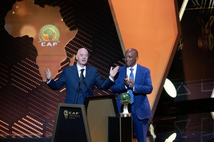 Foto de archivo del  16/12/2024, del presidente de la FIFA, Gianni Infantino (I), junto al presidente de la CAF, Patrice Motsepe. EFE/EPA/JALAL MORCHIDI