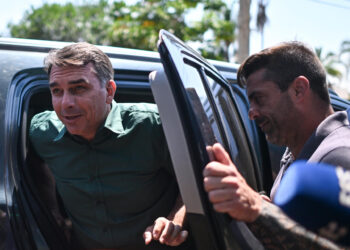 Flávio Bolsonaro visita a su padre en prisión domiciliaria tras levantarse la restricción