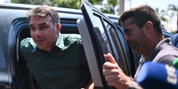 Flávio Bolsonaro visita a su padre en prisión domiciliaria tras levantarse la restricción