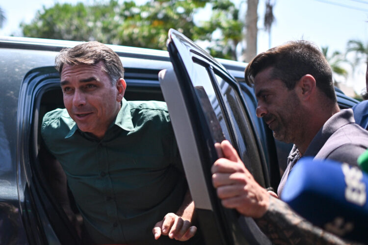 El senador y candidato a la Presidencia de Brasil, Flávio Bolsonaro, llega a una rueda de prensa luego de visitar a su padre el exmandatario Jair Bolsonaro, en prisión domiciliaria, tras levantarse la restricción judicial que le impedía verlo desde julio pasado, este martes en Brasília (Brasil). EFE/ Andre Borges