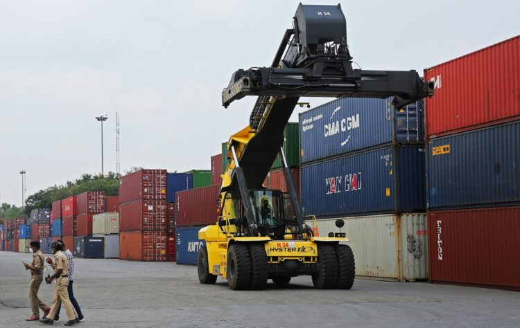 Contenedores son movidos en el Inland Container Depots (ICD), en Bangalore, India. EFE/EPA/JAGADEESH NV