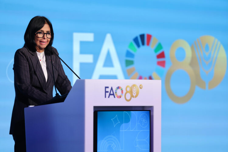 Fotografía cedida por el Palacio de Miraflores que muestra a la presidenta encargada de Venezuela, Delcy Rodríguez, hablando ante el Foro Mundial de la Alimentación de la FAO este lunes, en Roma (Italia). EFE/ Palacio de Miraflores /SOLO USO EDITORIAL/ NO VENTAS/ SOLO DISPONIBLE PARA ILUSTRAR LA NOTICIA QUE ACOMPAÑA (CRÉDITO OBLIGATORIO)
