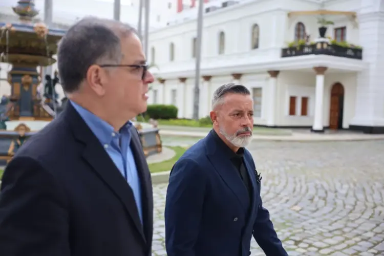 El presidente de la comisión preliminar de postulaciones, Giuseppe Alessandrello (d), camina junto al diputado opositor Luis Florido, este miércoles en Caracas (Venezuela). El Parlamento de Venezuela, de mayoría chavista, fijó un cronograma de trabajo para elegir a los miembros del Comité de Postulaciones Judiciales, que se encargará de evaluar a los candidatos que renovarán el Tribunal Supremo de Justicia, actualmente señalado de ser afín al Gobierno. EFE/ Miguel Gutiérrez