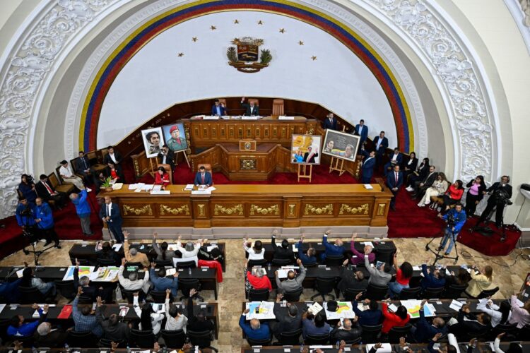La Asamblea Nacional juramentó a los 12 miembros de la sociedad civil que integrarán el Comité de Postulaciones Judiciales del TSJ. Foto: Federico PARRA / AFP