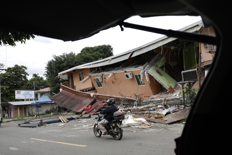 Fotografía que muestra este domingo los daños en casas ocasionados por el terremoto de magnitud 7,7 ocurrido el viernes en Tonosí (Panamá). EFE/ Bienvenido Velasco