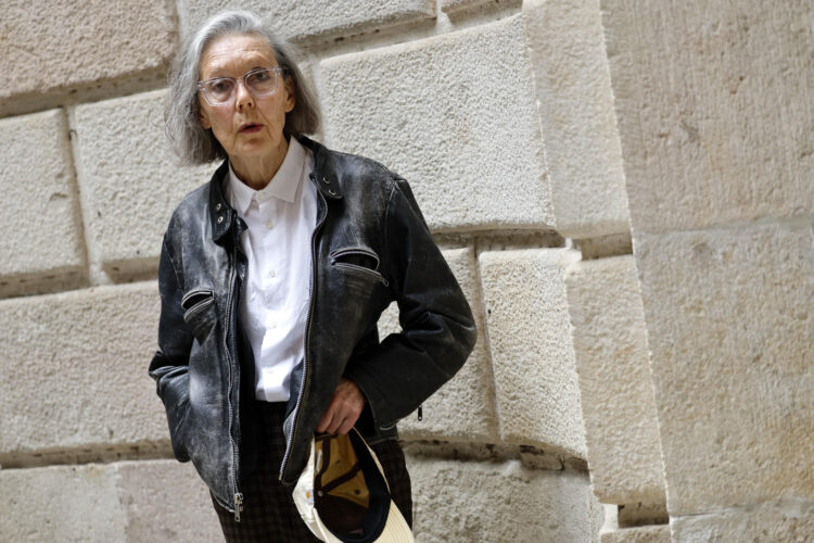 La canadiense Anne Carson, una de las poetas más prestigiosas del mundo y ahora Premio Nobel de Literatura, el 12 de mayo de 2025 en Barcelona (España), con motivo de la 40 edición del Festival Internacional de Poesía de Barcelona. EFE/Toni Albir