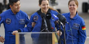 Adenot, la astronauta francesa de la EEI: «Las fronteras no se ven desde el espacio»