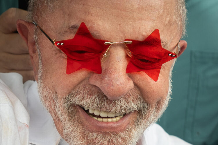 El presidente de Brasil y candidato a la reelección Luiz Inácio Lula da Silva saluda a sus seguidores tras votar en la segunda vuelta de las elecciones presidenciales, en la Escuela Estatal João Firmino Correia de Araújo, en São Bernardo do Campo, en el estado de São Paulo (Brasil). EFE/ Isaac Fontana