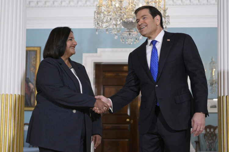 El secretario de Estado de Estados Unidos, Marco Rubio, saluda a la líder de un bloque de oposición de Venezuela, Dinorah Figuera, durante una reunión en el Salón de Tratados del Departamento de Estado en Washington (EE.UU.). EFE/Lenin Nolly