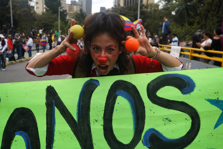 Una mujer fue captada este 14 de octubre, durante una protesta antigubernamental, en Bogotá (Colombia). EFE/Pablo Seco