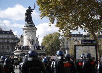 Manifestaciones en París y Lyon registran múltiples incidentes con grupos violentos