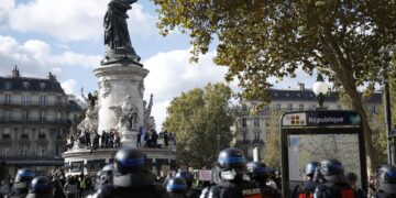 Manifestaciones en París y Lyon registran múltiples incidentes con grupos violentos