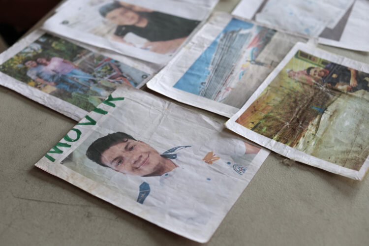 Fotografía que muestra imágenes de René Campos, un joven detenido bajo el régimen de excepción, este martes en San Salvador (El Salvador). EFE/ Rodrigo Sura
