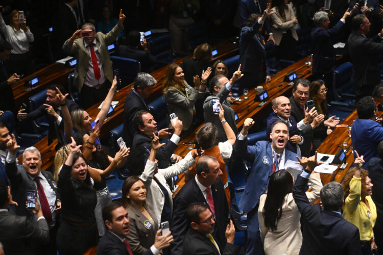 Un grupo de senadores de Brasil fue captado este 14 de octubre al celebrar la aprobación del proyecto de enmienda a la Constitución que establece una semana laboral de cinco días y cuarenta horas, durante la sesión de votación de la propuesta en el Senado Federal de Brasil, en Brasilia (Brasil). EFE/Andre Borges