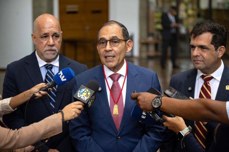 El presidente de la Academia de Ciencias Políticas y Sociales, Rafael Badell (c), habla durante una rueda de prensa este martes, en Caracas (Venezuela). EFE/ Ronald Peña R