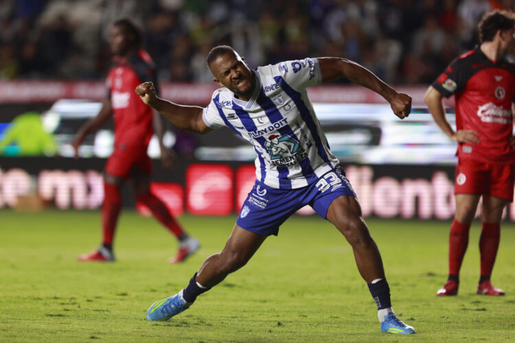 Fotografía del pasado 20 de septiembre, en la que puede verse al venezolano Salomón Rondón, durante un partido con su equipo actual, el Pachuca mexicano. EFE/ David Martínez Pelcastre