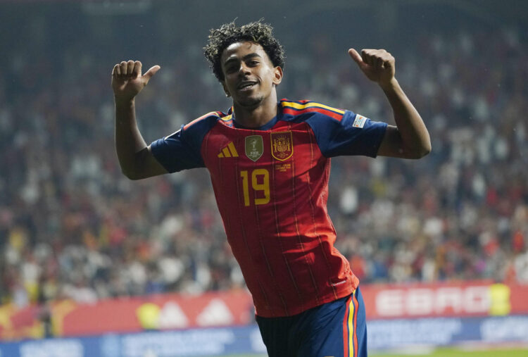 El delantero de la selección española, Lamine Yamal, tras conseguir el primer gol del combinado español durante el encuentro correspondiente a la Liga de Naciones frente a la República Checa. EFE / Paco Paredes.