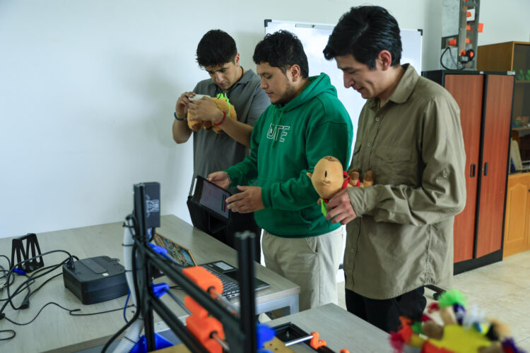 Fotografía del 13 de octubre de 2026 del estudiante de mecatrónica de la Universidad UTE Josué Espín (c) junto a sus compañeros Mateo Fabara (i) e Israel Robayo, trabajando en un laboratorio durante una entrevista con EFE en Quito (Ecuador). EFE/ José Jácome