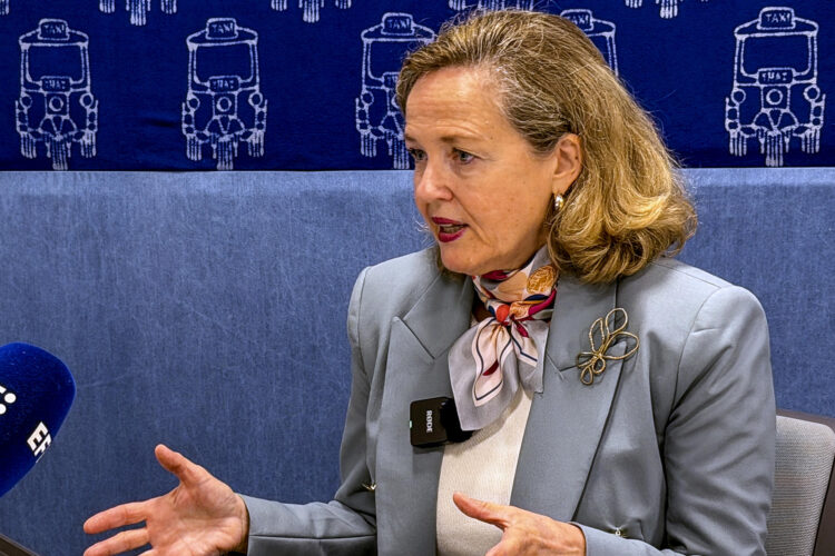 BANGKOK, 15/10/2026.- La presidenta del Banco Europeo de Inversiones (BEI), Nadia Calviño, habla con EFE sobre la guerra de Ucrania, las relaciones entre Bruselas y Pekín, la inversión en inteligencia artificial (IA) y las elecciones españolas, entre otros temas, con motivo de su participación en la reunión anual del Fondo Monetario Internacional (FMI) y el Banco Mundial (BM) en Bangkok. EFE/ Concepción Domínguez