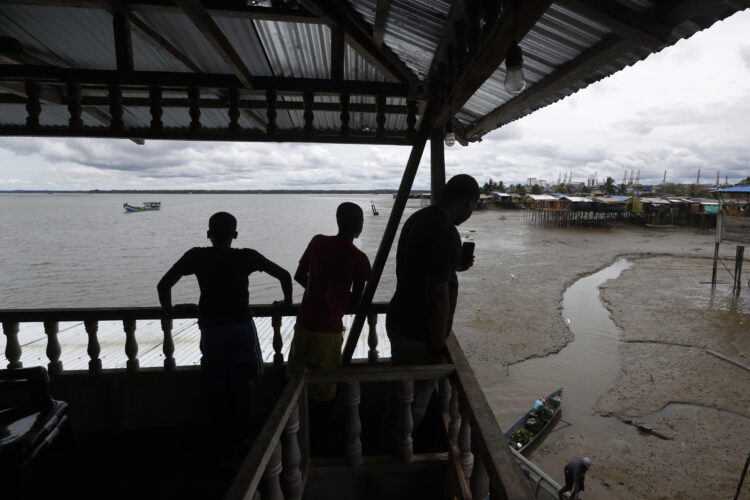 Fotografía de archivo del 30 de julio de 2025 que muestra a jóvenes observando el mar en Buenaventura (Colombia). EFE/ Ernesto Guzmán