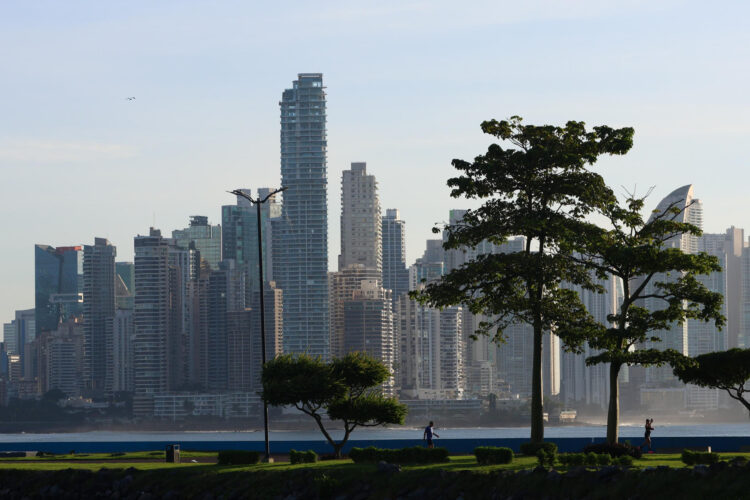 Fotografía que muestra a personas haciendo ejercicio en la Cinta Costera este viernes, en Ciudad de Panamá (Panamá). EFE/ Carlos Lemos